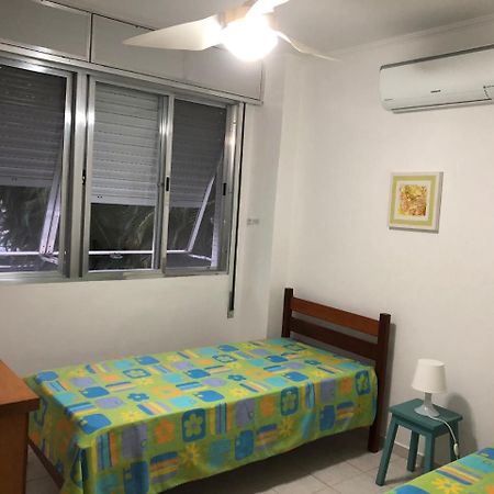 Apto com Ar condicionado a 200 m da praia - atrás do Shopping Enseada Apartamento Guarujá Exterior foto